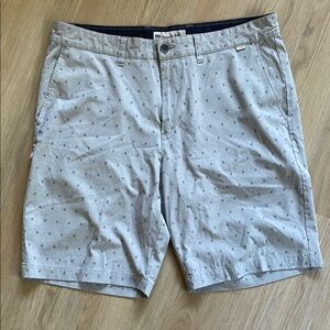 Travis Mathew Light Gray Lightweight Patterned Men's Shorts
